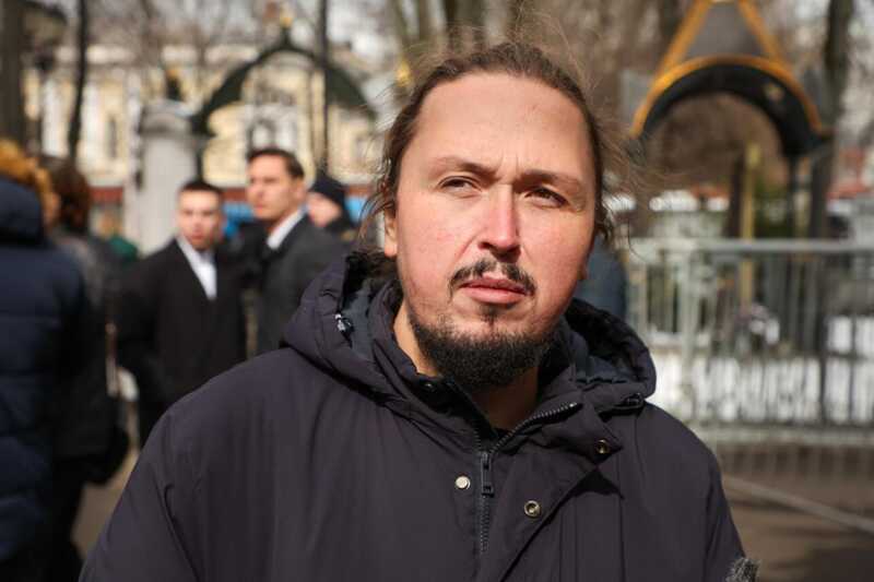 Сын Никаса Сафронова приехал на кладбище, чтобы отдать дань памяти Паши Техника