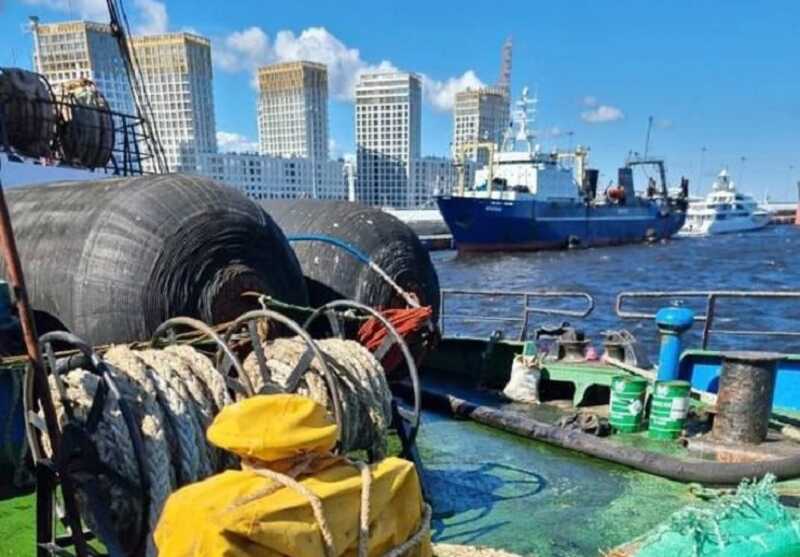 В Санкт-Петербурге произошло загрязнение воды после разлива мазута с судна