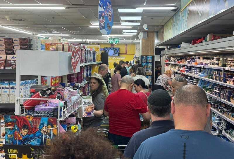 Израильтяне массово скупает продукты из-за напряжённости с Ираном