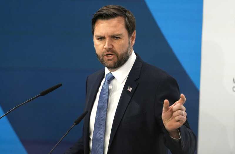 Вэнс продемонстрировал неприличный жест в адрес критиков Трампа во время своего выступления