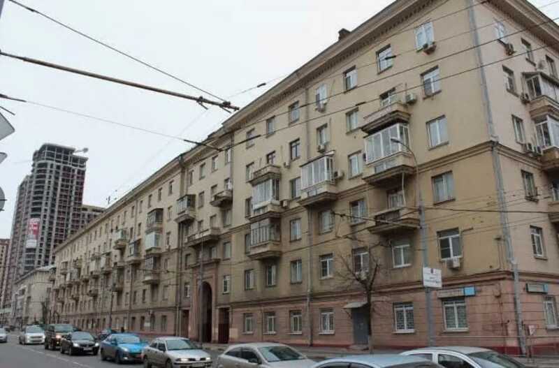 В Москве женщина упала из окна, стараясь дать еду бродячей кошке