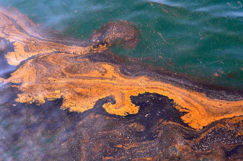 В Ижевске ввели режим ЧС из-за разлива нефтепродуктов на реке