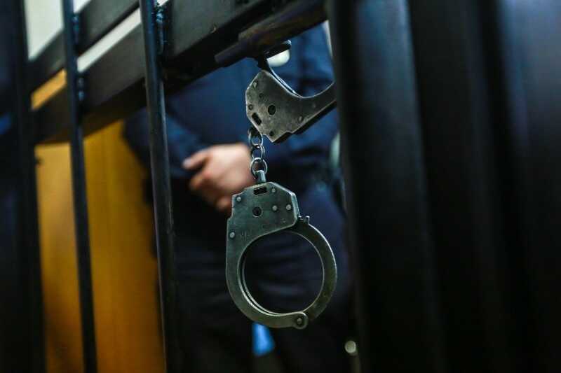 В Азербайджане показали избитых россиян в зале суда