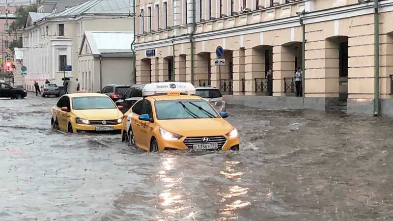 Жителей Москвы призвали воспользоваться общественным транспортом в связи с проливным дождем