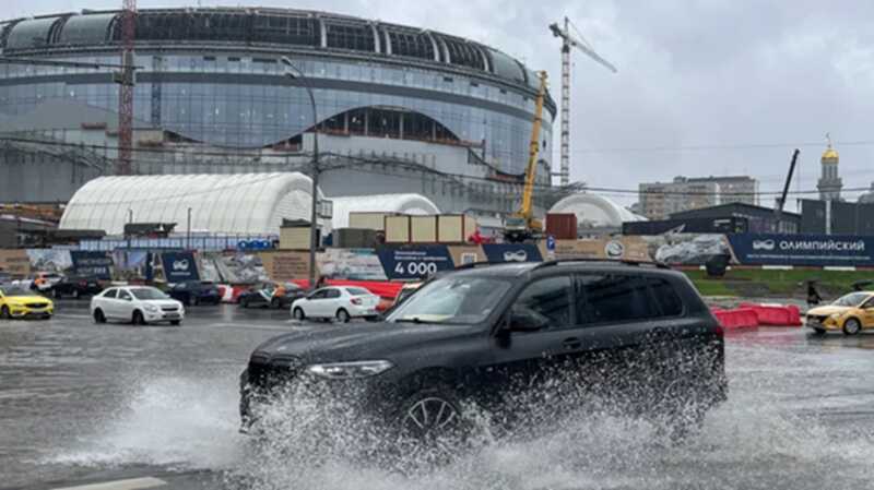 В результате тропического ливня в Москве произошло наводнение