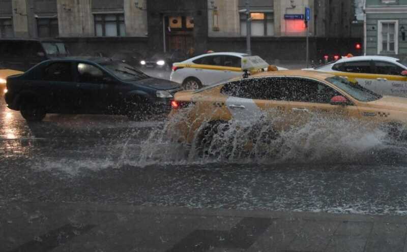 Москва тонет: люди остаются запертыми в заглохших автомобилях