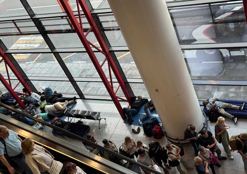 В аэропортах Москвы пришлось постелить матрасы из-за массовых отмен рейсов