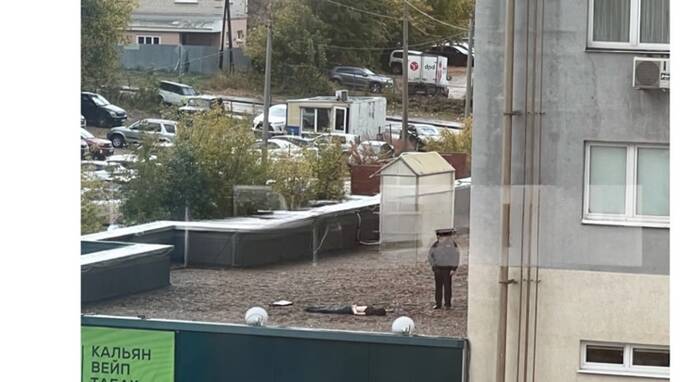В Самаре мужчина выпал из окна многоэтажного дома на крышу магазина «Перекресток» qkzidrkieiqekmp
