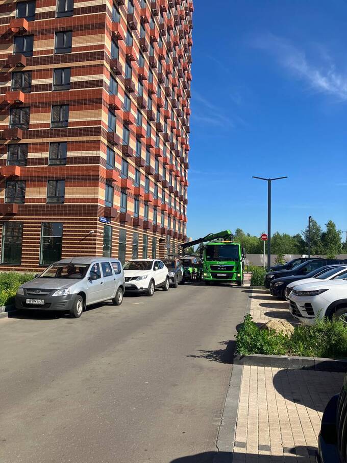 Жители московского ЖК выступили против застройщика ПИК, требуя места для парковки qhkiqxiekihekmp