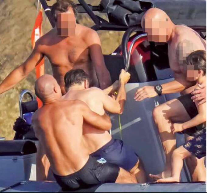 Ролик с поцелуем Макрона оказался подделкой