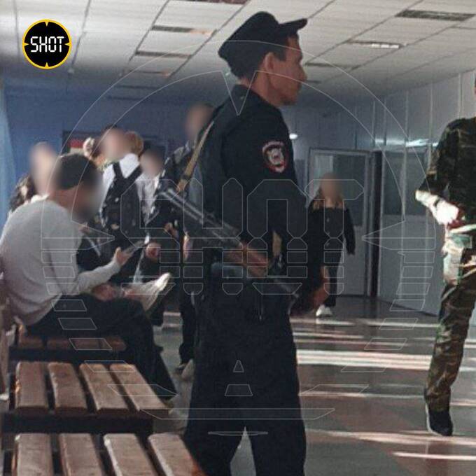Полицейские дежурят у школ Челябинска после нападения подростка на одноклассников qzeiqthiqeqiqkkkmp