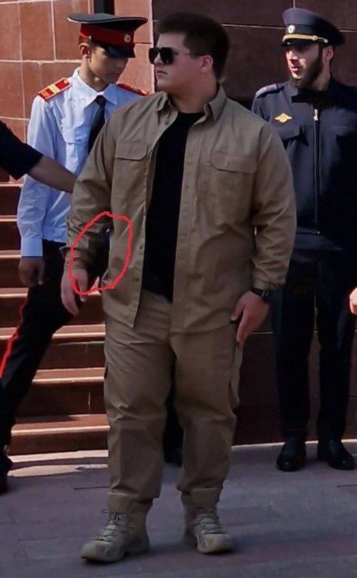 Адам Кадыров носит оружие на официальных мероприятиях quziquuiheiqkzkmp
