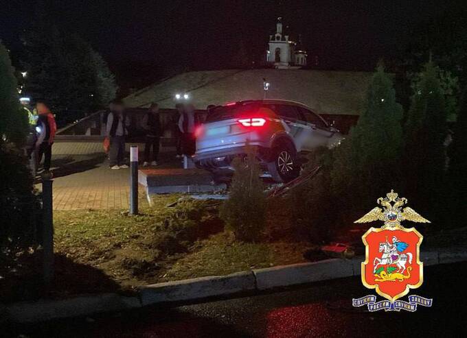 Полиция в Подмосковье выясняет обстоятельства ДТП с каршерингом, повредившим мемориал qzeiqetiruiqutkmp