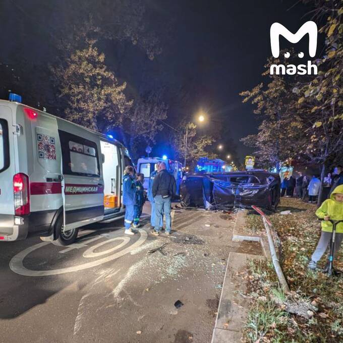 В Москве подростки устроили дрифт на угнанном авто и разбились