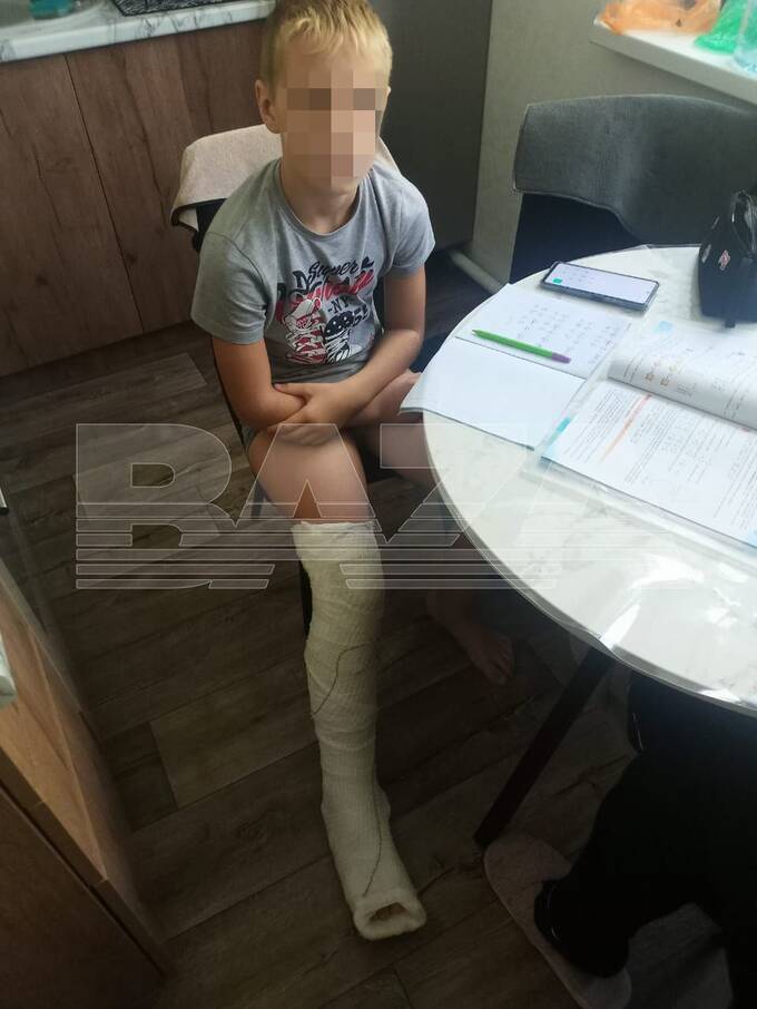 В Севастополе пьяный мужчина травмировал ребёнка, играя в футбол на площадке qqzieriqiqhzkmp