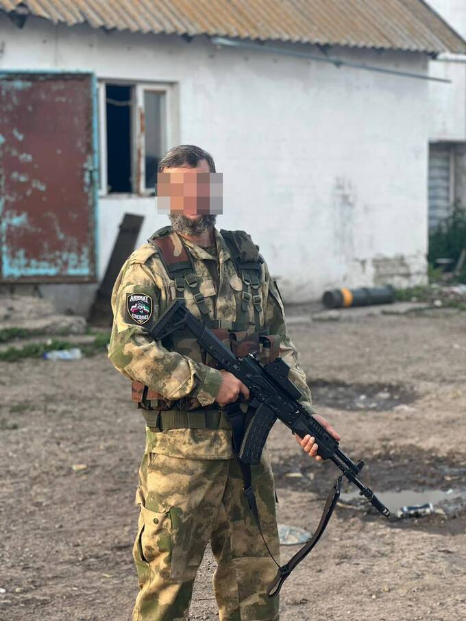 Астраханец, избивший жену, и отрицавший связь с батальоном «Ахмат», ранее хвастался боевыми медалями