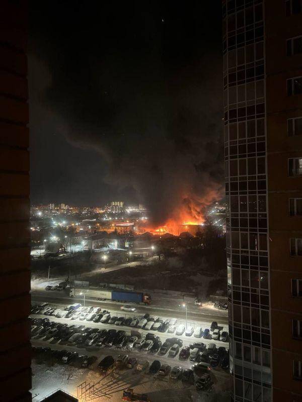 В Новосибирске произошел крупный пожар на складе tidtridhidkmp