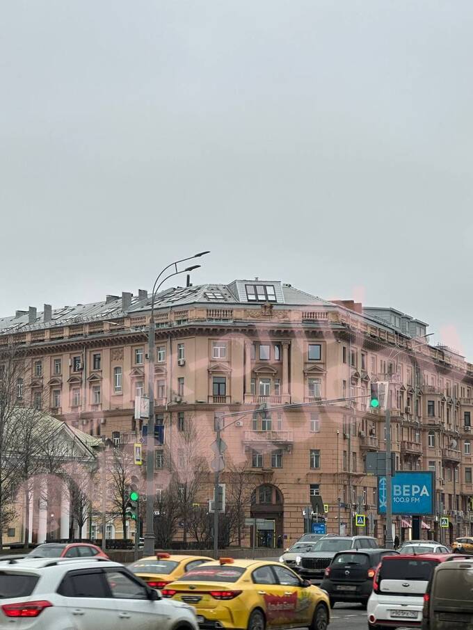Элитный самострой в Москве: кто владеет элитным пентхаусом на крыше сталинского здания?