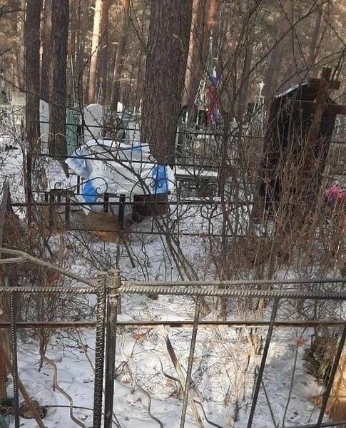 В Чите сожгли венки на могиле погибшего военного queiqqqidetitqkmp