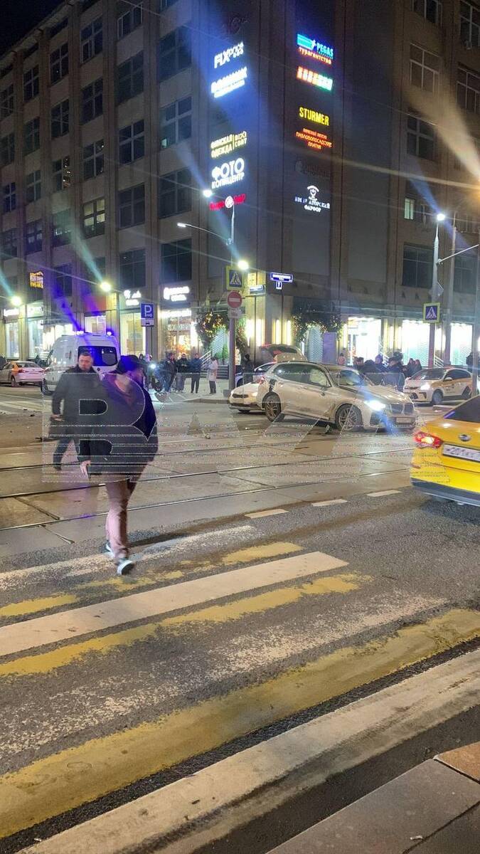В центре Москвы автомобиль сбил пешеходов, перевернувшись после столкновения со столбом qzriqxhietideqkmp