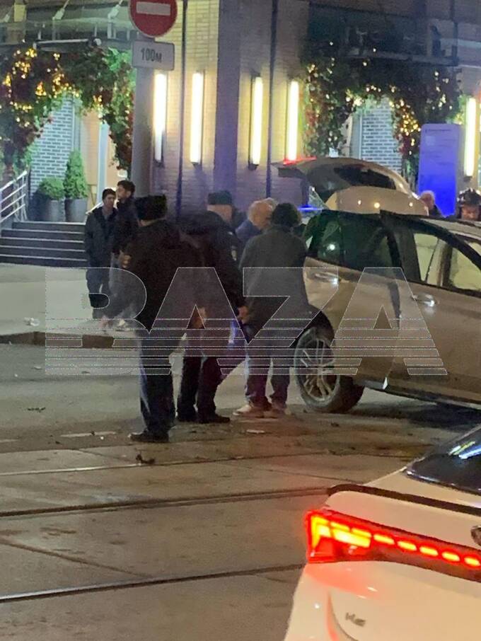 В центре Москвы автомобиль сбил пешеходов, перевернувшись после столкновения со столбом