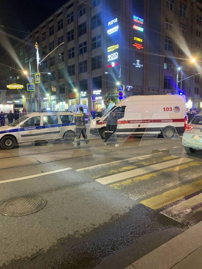 В центре Москвы автомобиль сбил пешеходов, перевернувшись после столкновения со столбом