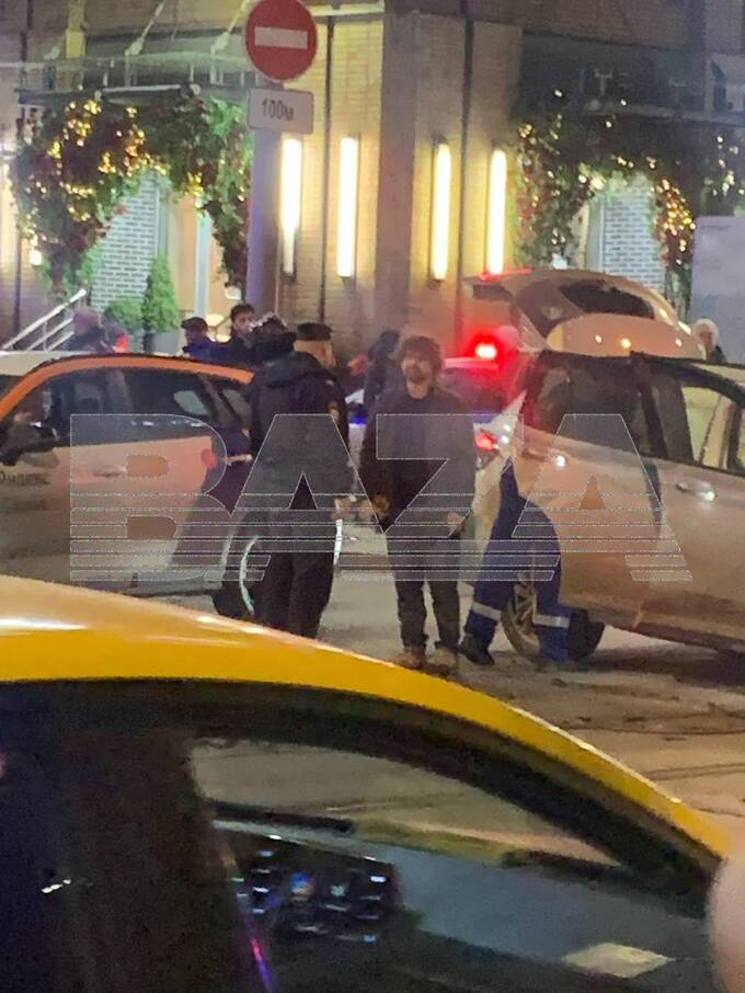 В центре Москвы автомобиль сбил пешеходов, перевернувшись после столкновения со столбом