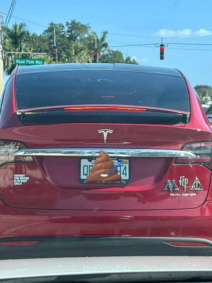 Владельцы Tesla в США массово меняют логотипы на машинах quziqqeihrirkmp