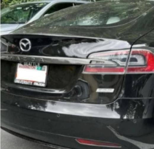 Владельцы Tesla в США массово меняют логотипы на машинах