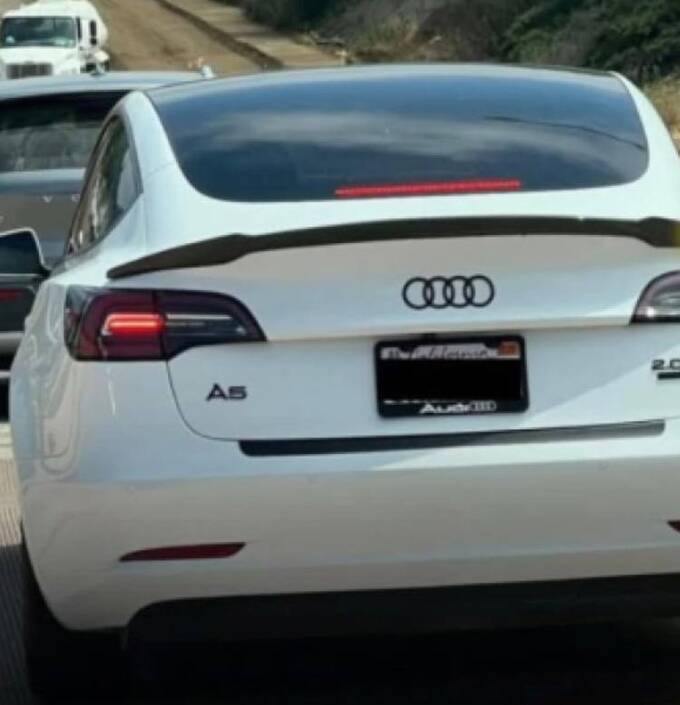 Владельцы Tesla в США массово меняют логотипы на машинах
