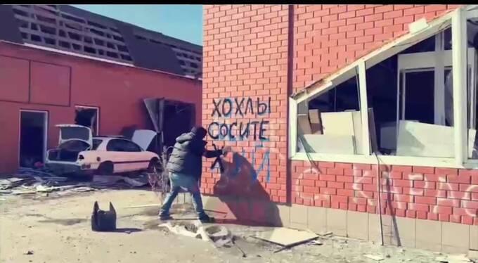 Рэпер Аким Апачев «украшает» стены Суджи нецензурными надписями rtiqheiqhriqezkmp