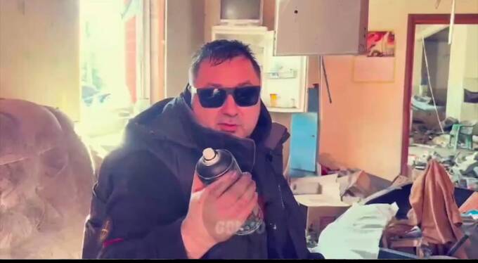 Рэпер Аким Апачев «украшает» стены Суджи нецензурными надписями