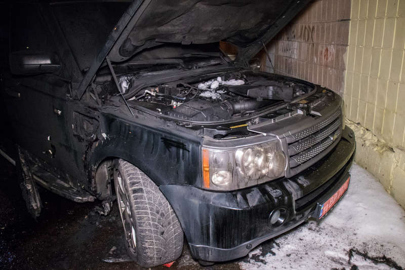 Автомобиль был облит горючей смесью Автомобиль был облит горючей смесью